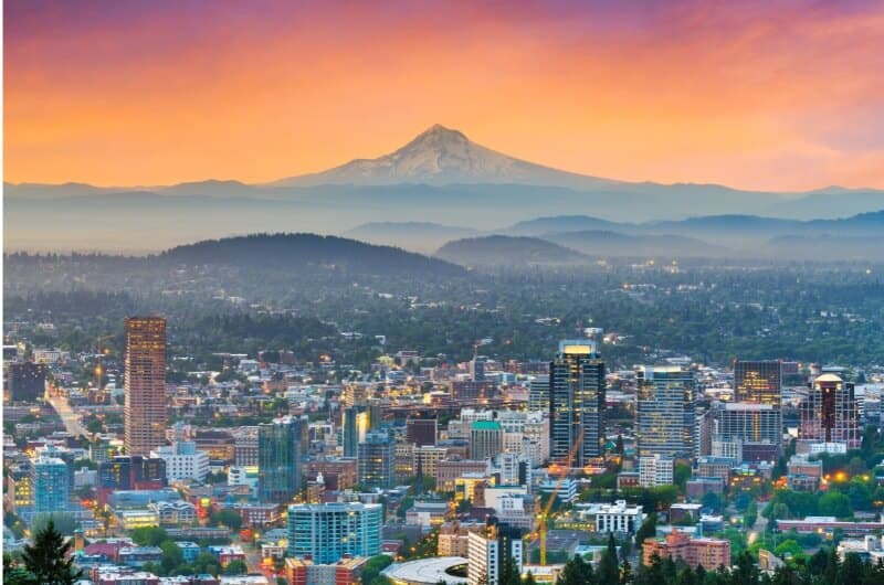 Moving to Oregon: Complete Moving Guide 2024